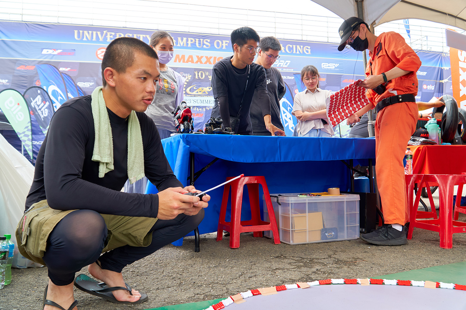 現場也安排了逗趣的闖關活動和摸彩抽獎